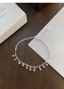 Détail du bracelet en argent sterling S925 avec perles, breloque coeur et poinçon