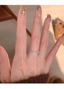 Détail macro de la bague dentelle en argent 925 avec pavé de diamants en zircone cubique