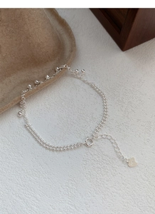 Détail du bracelet en argent sterling S925 avec perles rondes et pendentif en cœur