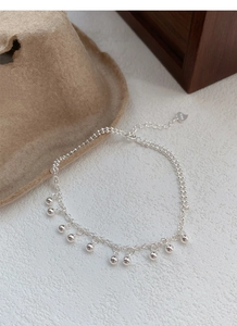Vue détaillée du bracelet en argent S925 avec perles et breloque cœur sur fond blanc