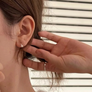Élégantes boucles d'oreilles perles d'eau douce S925 et bague minimaliste sur modèle