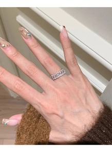 Détail de la bague en argent S925 avec dentelle à double couche et sertissage de diamants