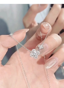 Détail du collier trèfle à quatre feuilles en argent S925 avec cristaux étoilés brillants
