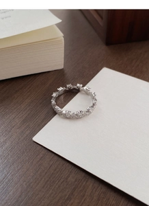 Vue détaillée de la bague étoile en argent S925 sertie de zircons blancs brillants