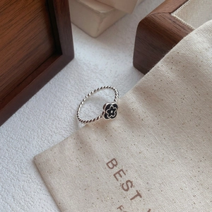 Minimalist S925 sterling silver ring with black enamel flower and twisted rope band