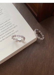 Détail macro de bagues en argent S925 style dentelle avec pavé de diamants sur livre