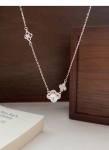 Gros plan du pendentif trèfle à quatre feuilles en argent S925 avec zircon carré