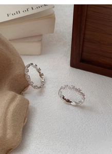 Gros plan sur la bague en argent S925 avec pavage de pierres et poinçon S925 authentique