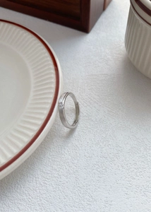 Vue détaillée de la bague en argent S999 brossé avec une petite pierre de zircone