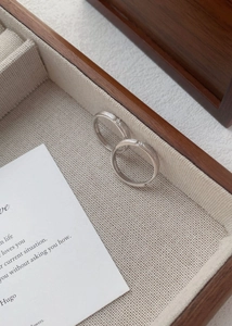 Gros plan de bagues de couple minimalistes en argent S999 brossé avec petits diamants