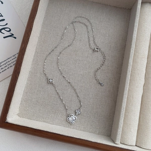Élégant collier trèfle en argent S925 avec pendentif en zircone cubique carrée
