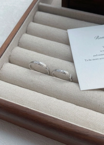 Détail macro de bagues de couple en argent sterling S999 brossé avec petits diamants
