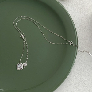 Collier trèfle exquis en argent sterling S925 avec un pendentif carré en zircone cubique