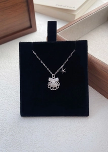 Détails du collier en argent S999 avec pendentif coquillage et breloques étoiles