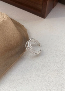 Macro di anello multistrato in argento con finiture lucide e trame a corda intrecciata