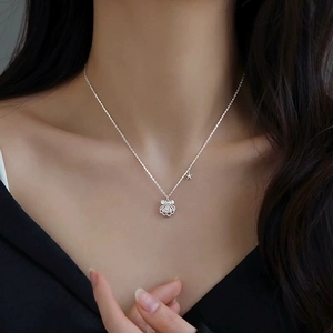 Collier en argent fin S999 avec pendentif coquillage et étoile porté sur un mannequin