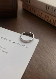 Gros plan d'une bague en argent sterling S925 avec finition brossée mate et diamant