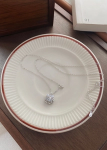 Vue détaillée du collier nœud en argent S999 avec incrustations de zircon et pendentif étoile
