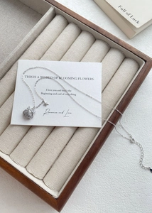 Gros plan détaillé du collier en argent S999 avec pendentif coquillage et étoile