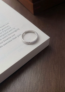 Détail d'une bague S999 en argent avec texture brossée et oxyde de zirconium central