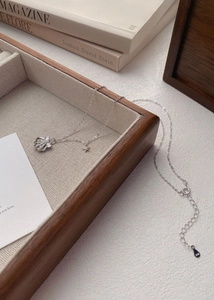 Détail du collier en argent S999 avec pendentif coquille, étoile et oxydes de zirconium