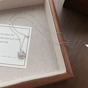 Élégant collier en argent S999 avec pendentif coquillage et zircones étincelantes