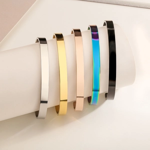 Dettaglio di cinque bracciali a polsino aperto a C in acciaio inossidabile multicolore