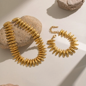 Elegantes goldfarbenes Schmuckset mit Halskette und Armband in Patronenform für Damen