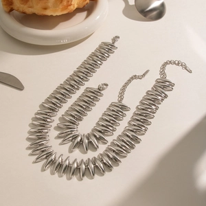 Silbernes Edelstahl-Schmuckset mit Halskette und Armband in modernem Gliederdesign