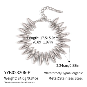 Detailansicht eines silbernen Edelstahl-Kugelarmbandes mit Karabinerverschluss