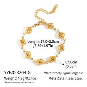 Detail of 18K gold-plated stainless steel shell heart bracelet with lobster clasp