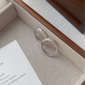 Bagues de couple en argent S999 minimalistes avec finition brossée et pierre en coffret