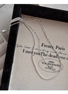 Close-up van de S925 sterling zilveren gelaagde ketting met getextureerde schakels