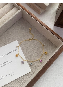 Détail du bracelet trèfle en argent S925 plaqué or 18K avec fleurs en zircon colorées