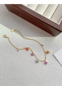 Détail du bracelet en argent S925 doré avec trèfles à quatre feuilles en zircon coloré