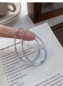 Dettaglio del bracciale in argento S925 con perline di acquamarina sfaccettate e parti in metallo