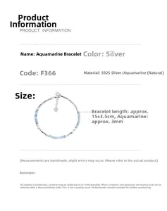 Dettaglio macro del bracciale in argento S925 e acquamarina con perle da 3mm e catenina