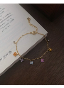 Détail du bracelet en argent S925 doré avec breloques trèfles en zircon coloré