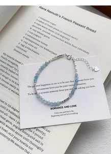 Dettaglio del bracciale in argento sterling S925 con perle acquamarina e ciondolo cuore