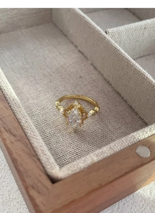 Dettaglio macro di anello vintage in argento S925 con gemma a pera e micro perle