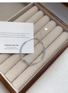 Dettaglio del ciondolo a cuore in argento S925 e bracciale con perle di acquamarina