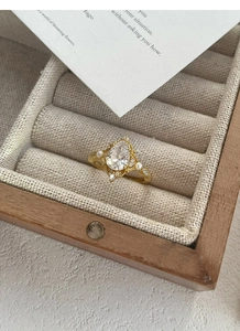 Dettaglio dell'anello in argento S925 con zircone a goccia e perle in stile vintage