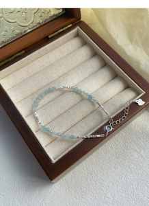Dettaglio del pendente a cuore in argento S925 e perline di acquamarina sul bracciale