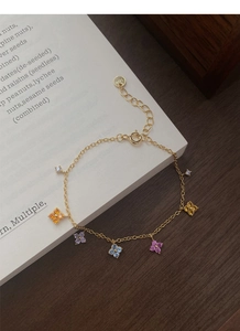 Vue détaillée du bracelet en argent S925 avec fleurs trèfle en zircons colorés