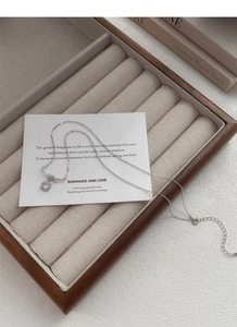 Dettaglio della collana a nodo in argento S925 con pendente in zirconia in scatola lusso
