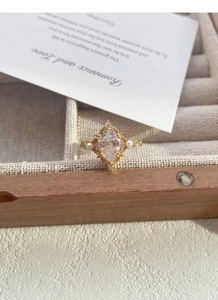 Dettaglio di anello con cristallo a goccia e perle in stile vintage dorato nobile