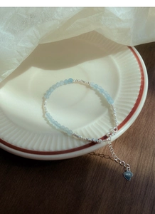 Dettaglio del marchio S925 in argento sterling e perle di acquamarina sul bracciale
