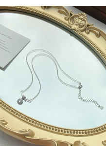Dettaglio della collana in argento S925 con nodo a fiocco e zircone rotondo brillante