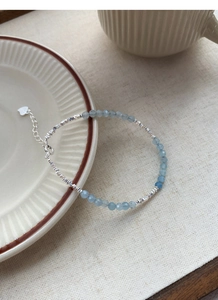 Dettaglio del bracciale in argento S925 con perle di acquamarina e ciondolo a cuore