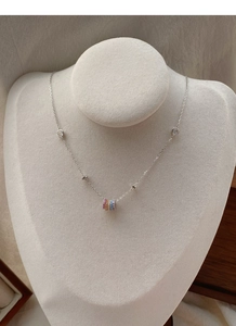 Dettaglio della collana in argento S925 con anelli in zircone arcobaleno su busto